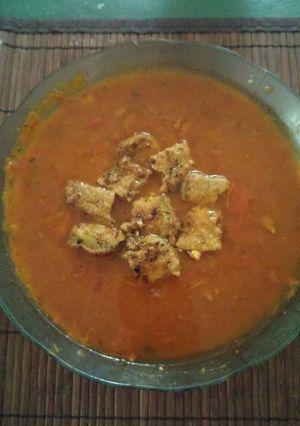 Una foto de Sopa de tomate, pepas de girasol y bocate de berenjena