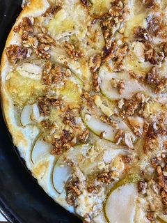 Фото Солодка піца (з грушею і сиром брі).