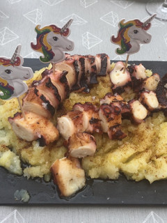 Una foto de Pulpo 🐙 a la parrilla con puré de patata 🥔