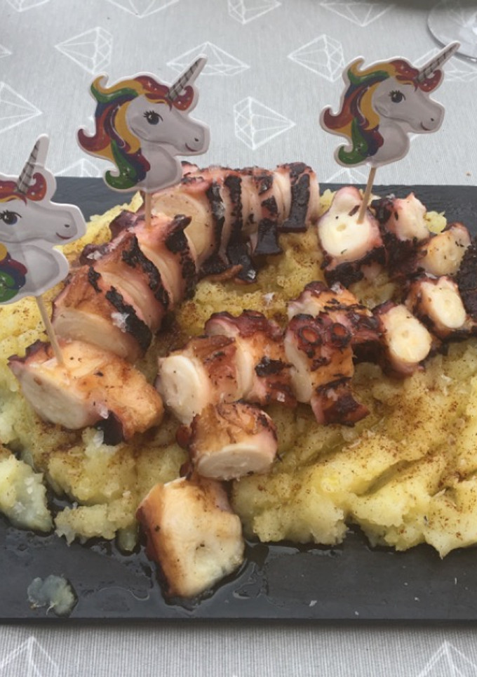 Una foto de Pulpo 🐙 a la parrilla con puré de patata 🥔
