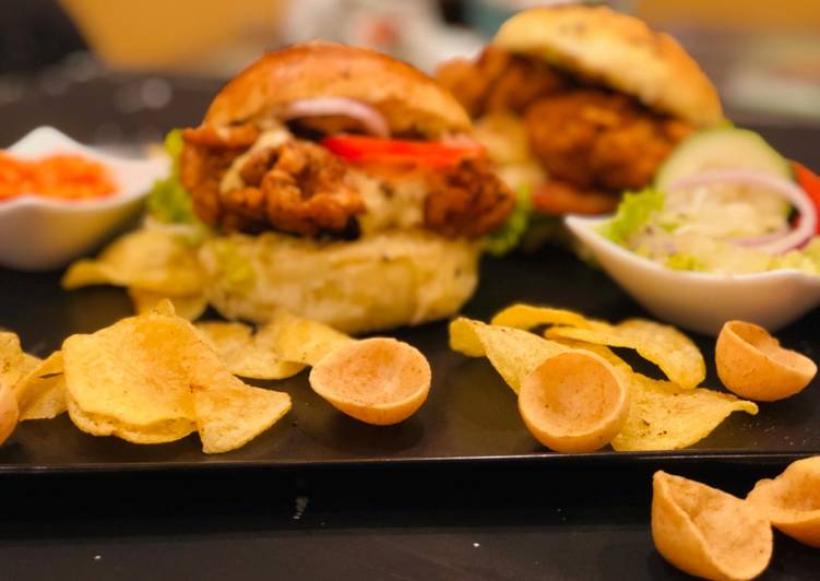 Simple Way to Prepare Ultimate Whosayna’s Crispy Chicken Burger