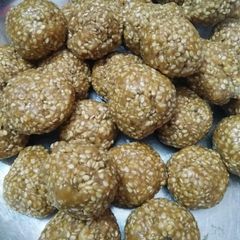 Til ke ladoo with gur A picture of Til ke ladoo with gur.