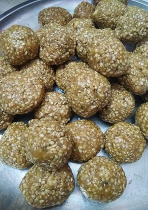 A picture of Til ke ladoo with gur.