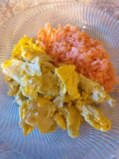 Una foto de Migas con huevo, queso y chile