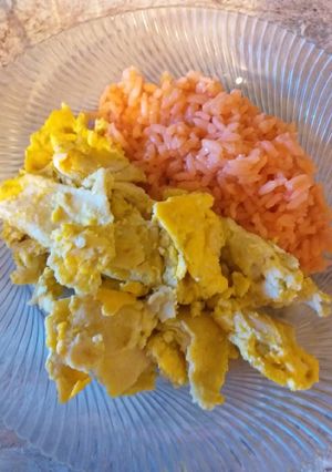 Una foto de Migas con huevo, queso y chile
