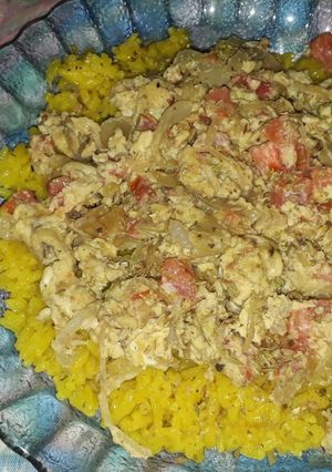 Una foto de Arroz amarillo con revuelto de verduras y huevos