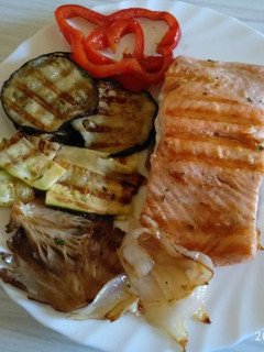 Una foto de Salmón con verduras a la plancha