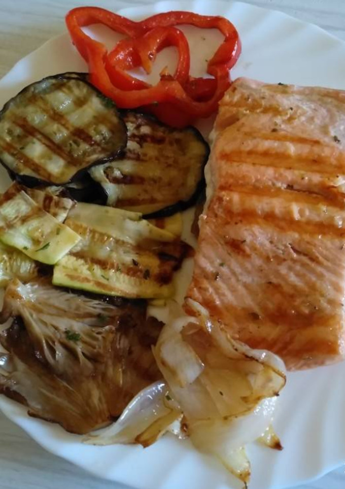 Una foto de Salmón con verduras a la plancha