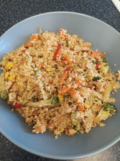 Una foto de Couscous de verduras y pollo