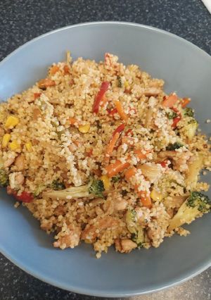 Una foto de Couscous de verduras y pollo