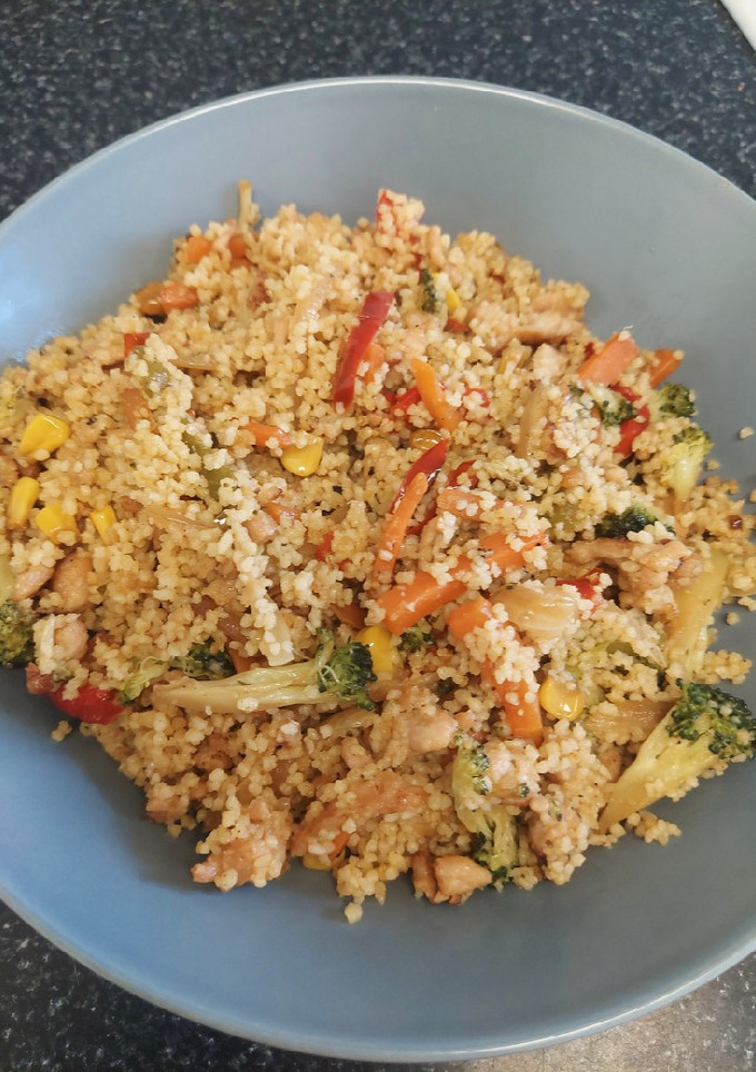 Una foto de Couscous de verduras y pollo