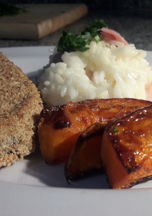 Una foto de Milanesas de berenjena con guarnición