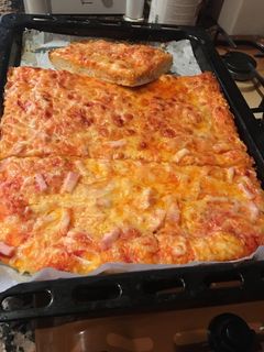 Una foto de Pizza de pavo con cuatro quesos familiar con masa super esponjosa