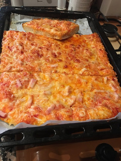 Una foto de Pizza de pavo con cuatro quesos familiar con masa super esponjosa