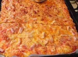 Foto principal de Pizza de pavo con cuatro quesos familiar con masa super esponjosa