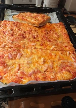 Una foto de Pizza de pavo con cuatro quesos familiar con masa super esponjosa
