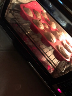 Una foto de Pastelitos de plátano y fresas