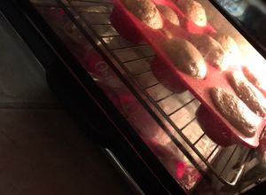 Una foto de Pastelitos de plátano y fresas