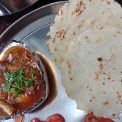 A picture of Mutton paya with makki ki roti.