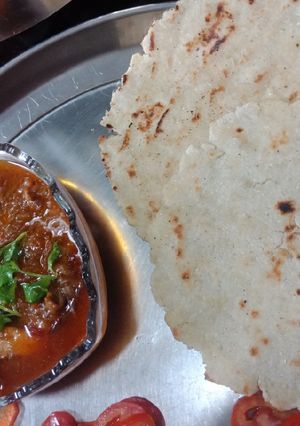 A picture of Mutton paya with makki ki roti.