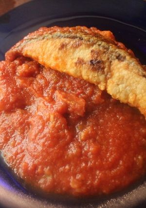 Una foto de Salmón con tocino y salsa de tomate