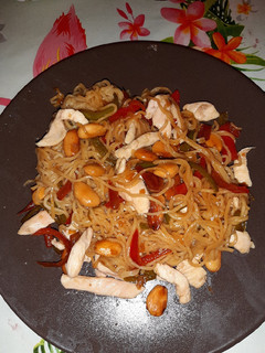 Una foto de Tallarines chinos con pollo y soja