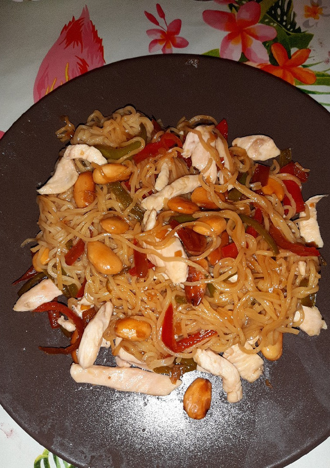 Una foto de Tallarines chinos con pollo y soja