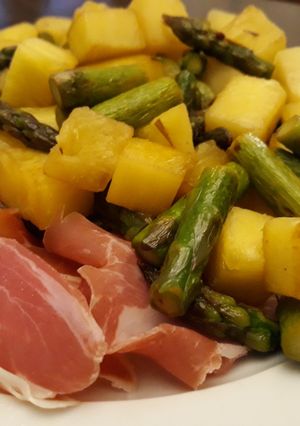 Foto principal de Espárragos trigueros con piña y jamón