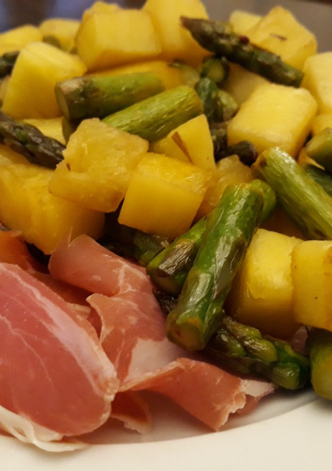 Una foto de Espárragos trigueros con piña y jamón