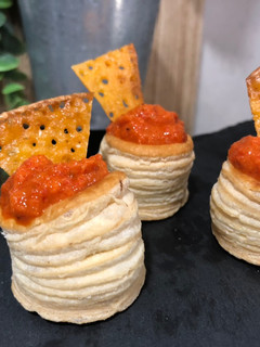 Una foto de Volovanes rellenos de crema de atún y pimientos del piquillo