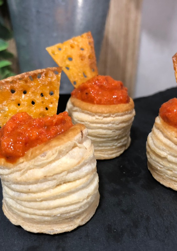 Una foto de Volovanes rellenos de crema de atún y pimientos del piquillo