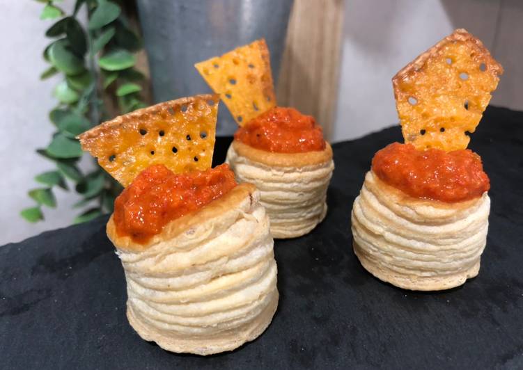 Volovanes rellenos de crema de atún y pimientos del piquillo