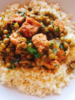 Una foto de Cous cous con guisantes y soja (vegano)