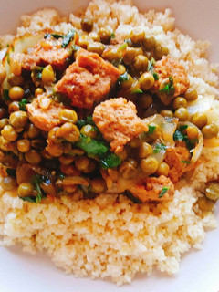 Una foto de Cous cous con guisantes y soja (vegano)