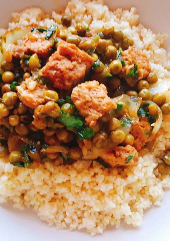 Una foto de Cous cous con guisantes y soja (vegano)