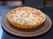 Una foto de quiche de jamon y queso