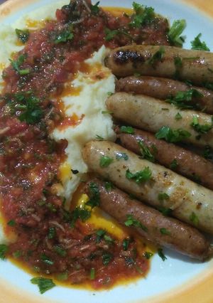صورة لوصفة بيريه بطاطا (مهروسة) بالنقانق و صلصة لذيييذة 😍