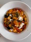Gnocchis picante al pesto con cherrys, olivas negras y mozzarella