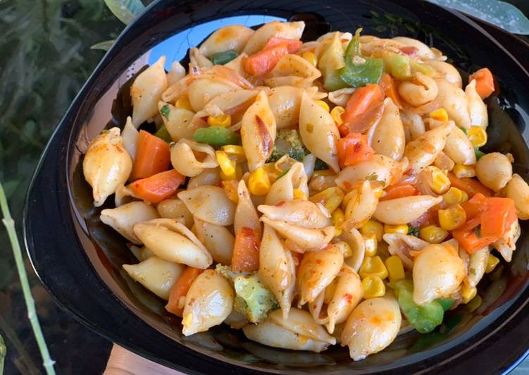 Macaroni with veggies