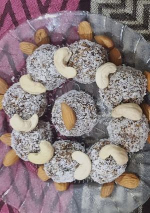 ખજૂર ડ્રાયફ્રુટ લાડુ (Khajoor Dryfruit Ladoo Recipe In Gujarati) રેસીપી મુખ્ય ફોટો