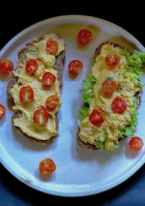 A picture of Pumpkin Hummus on Multigrain bread.