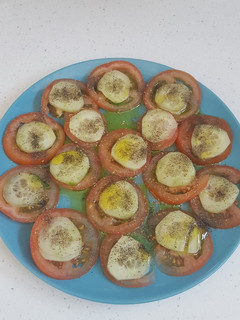 Una foto de Tomate con pepino aliñado