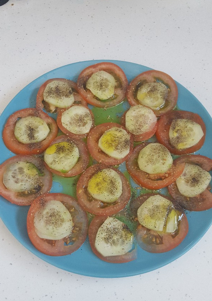 Una foto de Tomate con pepino aliñado