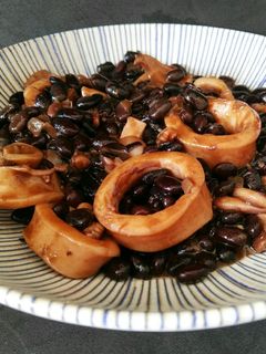 Una foto de Alubias negras con calamares