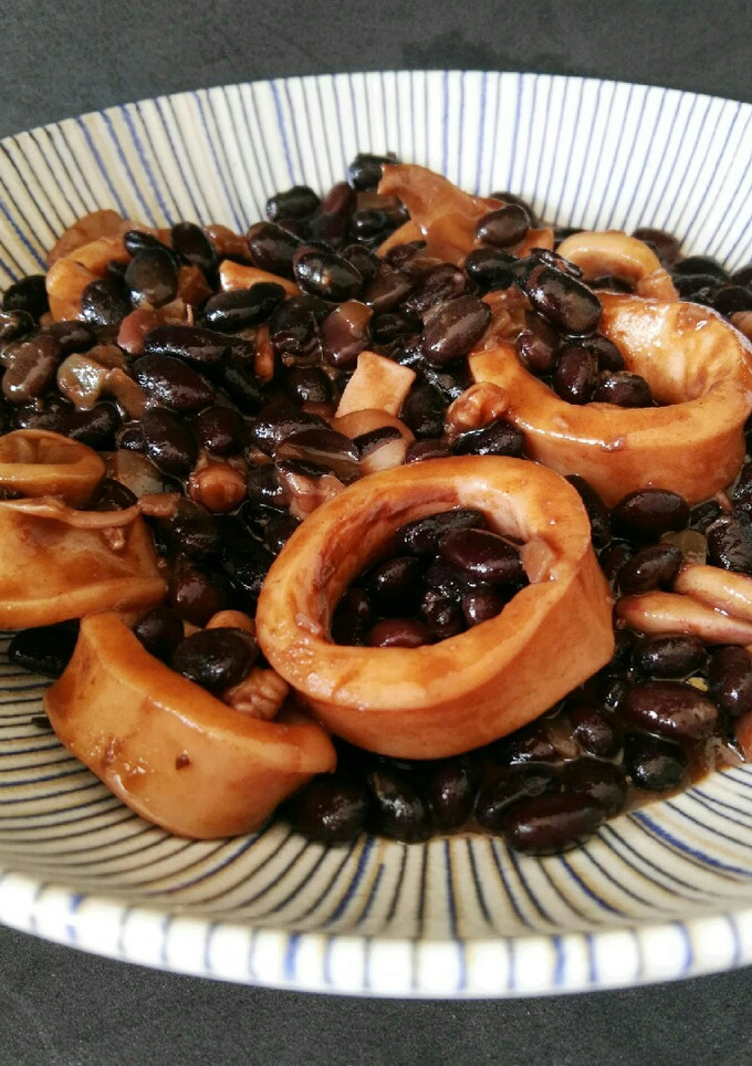 Una foto de Alubias negras con calamares