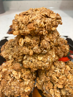 A picture of Low-Carb Sugar-Reduced Oatmeal Cookies.