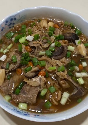 高麗菜乾枸杞香菇排骨湯（大同電鍋料理） 的食譜成品照片