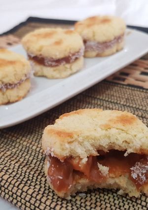 Una foto de Alfajores de coco con dulce de leche y nuez 🥥🔥