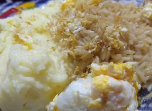 Una foto de Arroz Torrado con puré de papas y huevo revuelto
