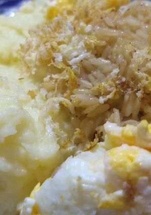 Una foto de Arroz Torrado con puré de papas y huevo revuelto